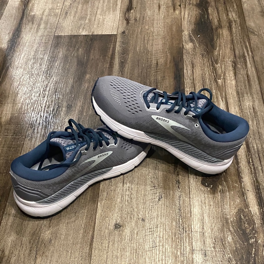 Brooks Women's Gray & Navy Running Shoes